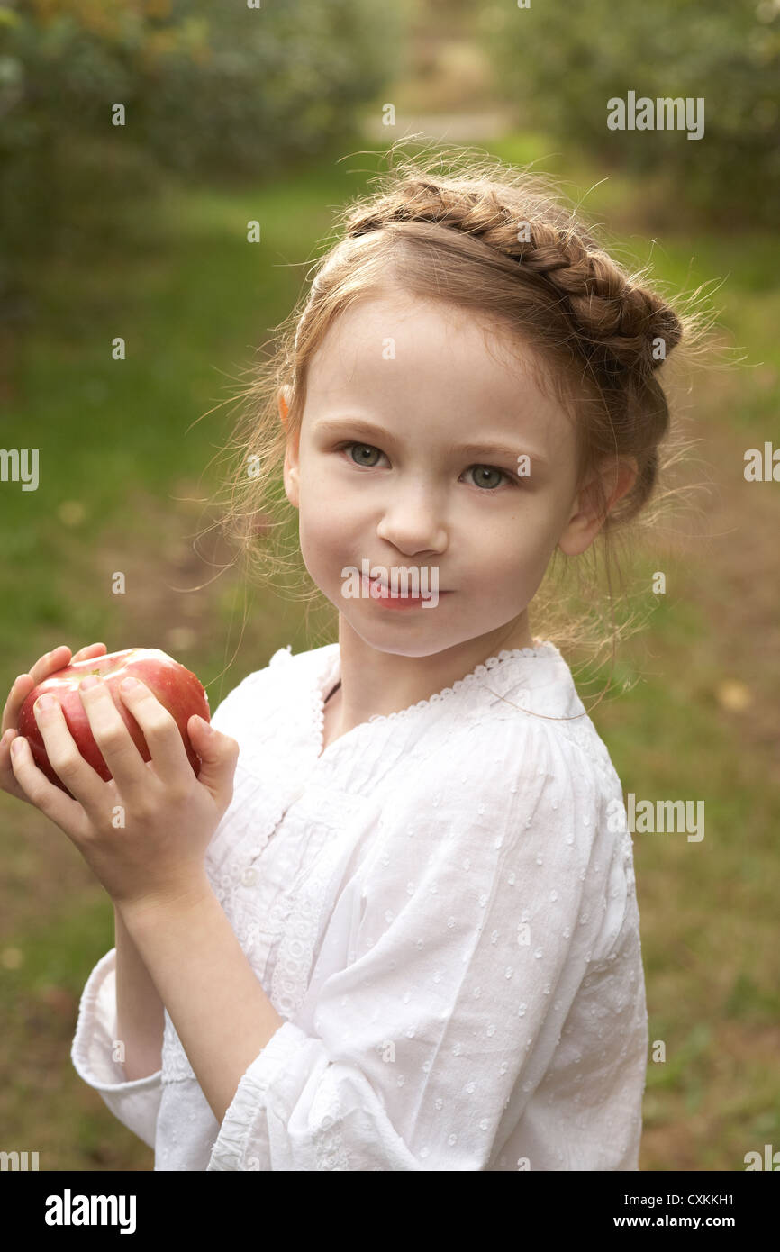 Mädchen mit einem Apfel Stockfoto