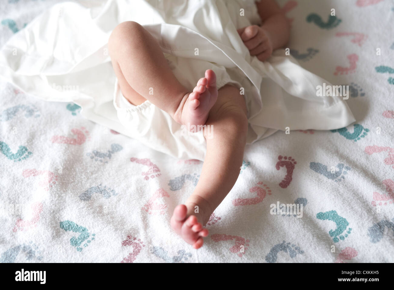 Kind auf eine Babydecke Füßen liegend Stockfoto