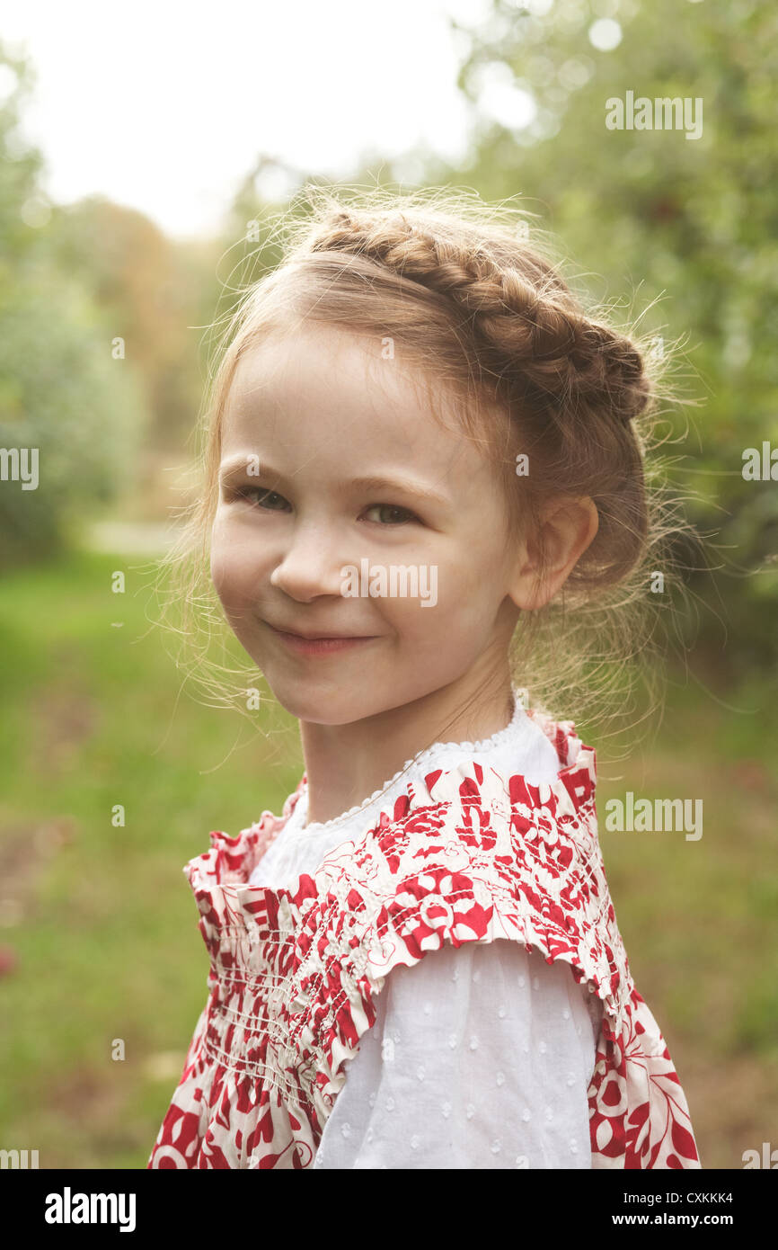 Kleines Mädchen in Tee Kleid Stockfoto