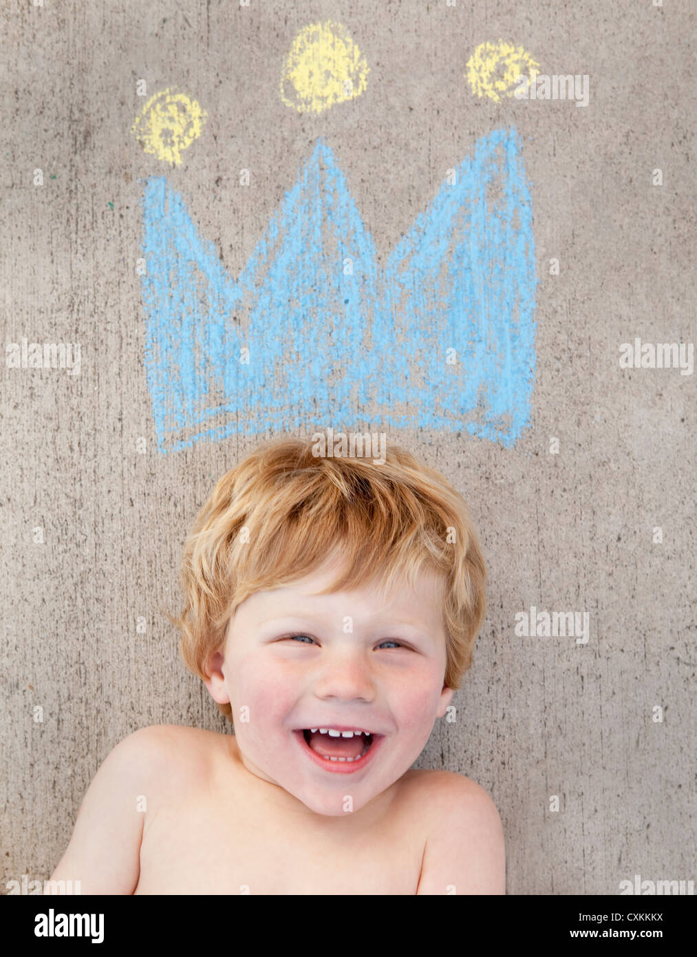 Junge mit Kreide gezeichneten Krone Stockfoto