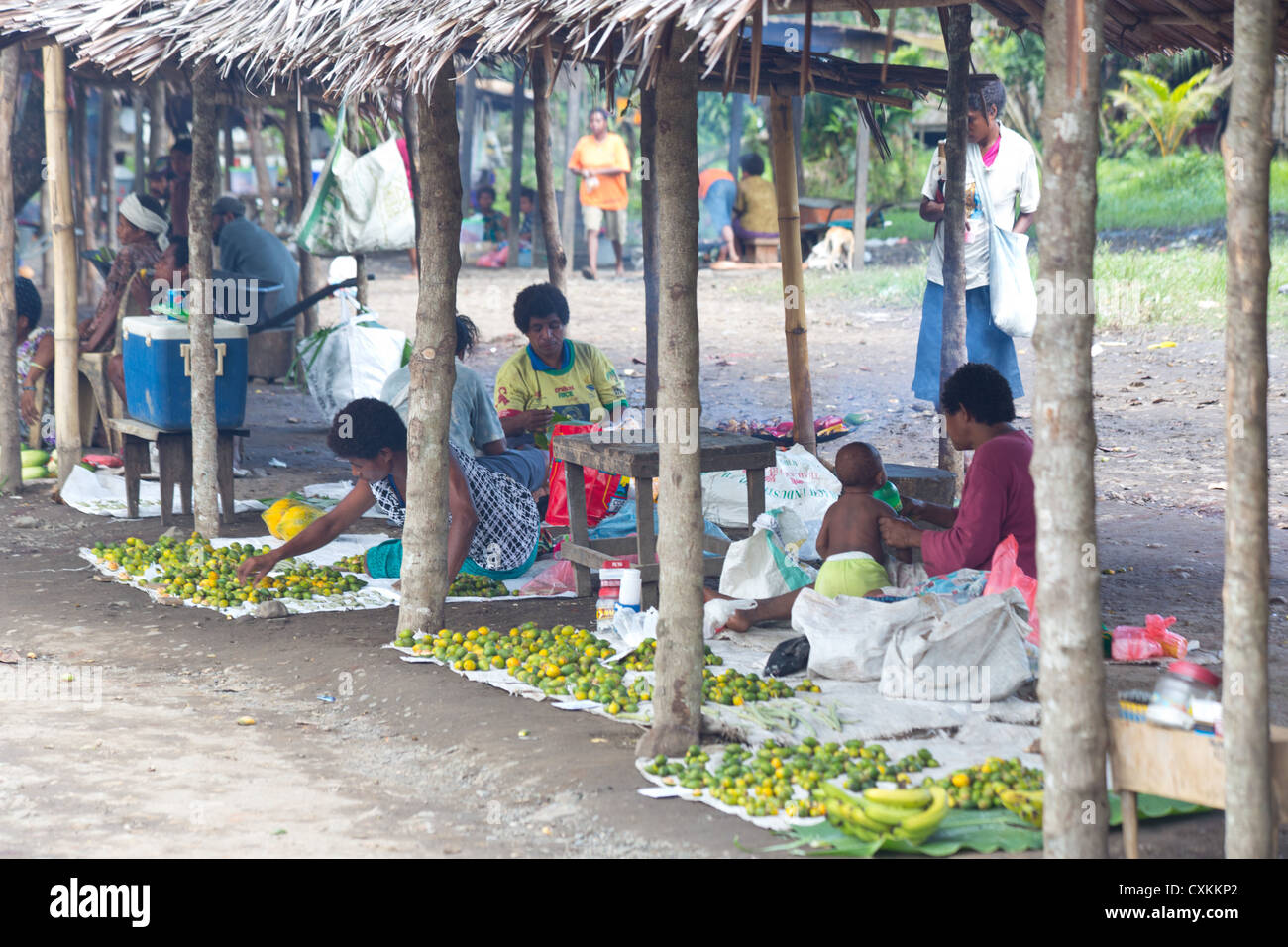 Am Straßenrand Markt wo Leute Gemüse und Betelnuss, in der Nähe von Lae, Papua-Neuguinea verkaufen Stockfoto
