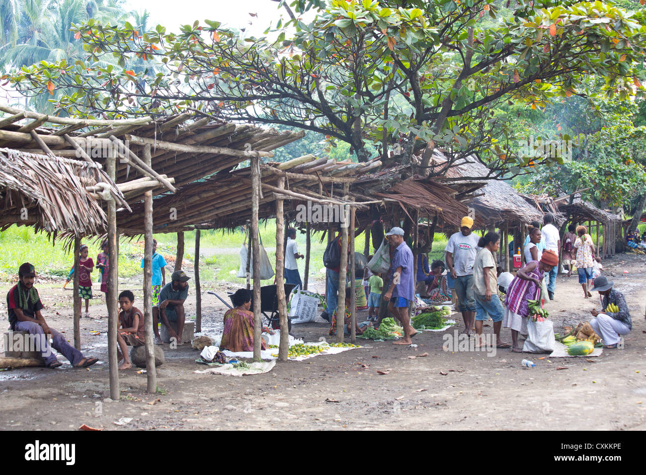 Am Straßenrand Markt wo Leute Gemüse und Betelnuss, in der Nähe von Lae, Papua-Neuguinea verkaufen Stockfoto