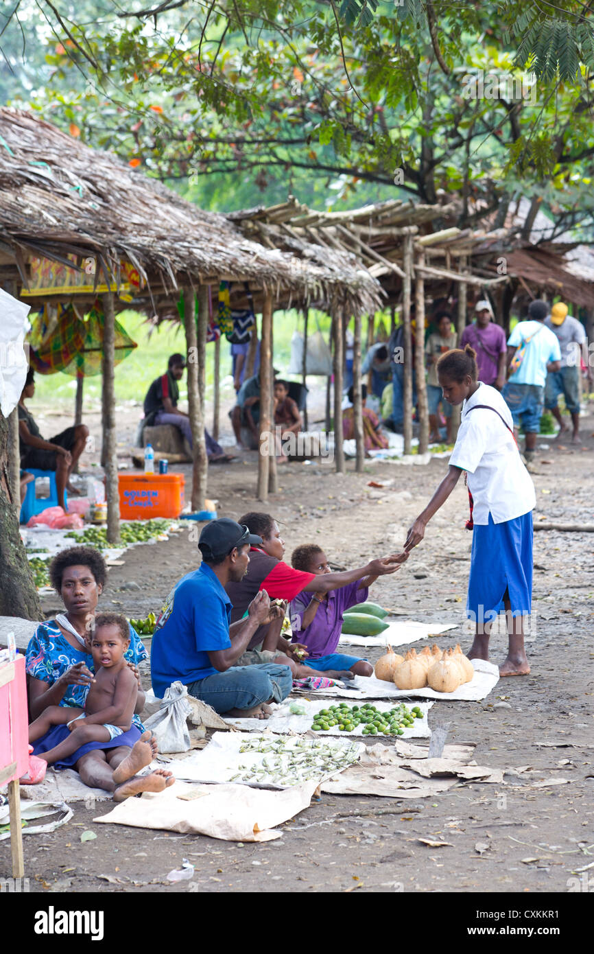 Am Straßenrand Markt wo Leute Gemüse und Betelnuss, in der Nähe von Lae, Papua-Neuguinea verkaufen Stockfoto