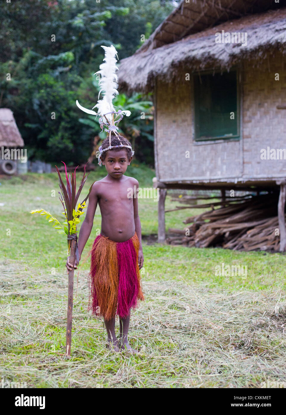 Kleiner Junge mit traditionellen Yonki tribal Outfit in einem kleinen Dorf im Tal Erap, Papua-Neu-Guinea Stockfoto