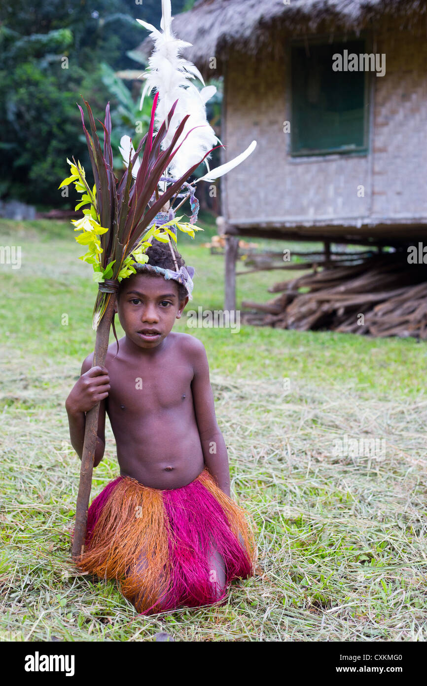 Kleiner Junge mit traditionellen Yonki tribal Outfit in einem kleinen Dorf im Tal Erap, Papua-Neu-Guinea Stockfoto