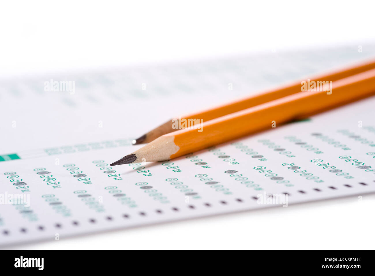 Ein gelber Bleistift auf einem Computer zu lesen, Prüfung oder test Stockfoto