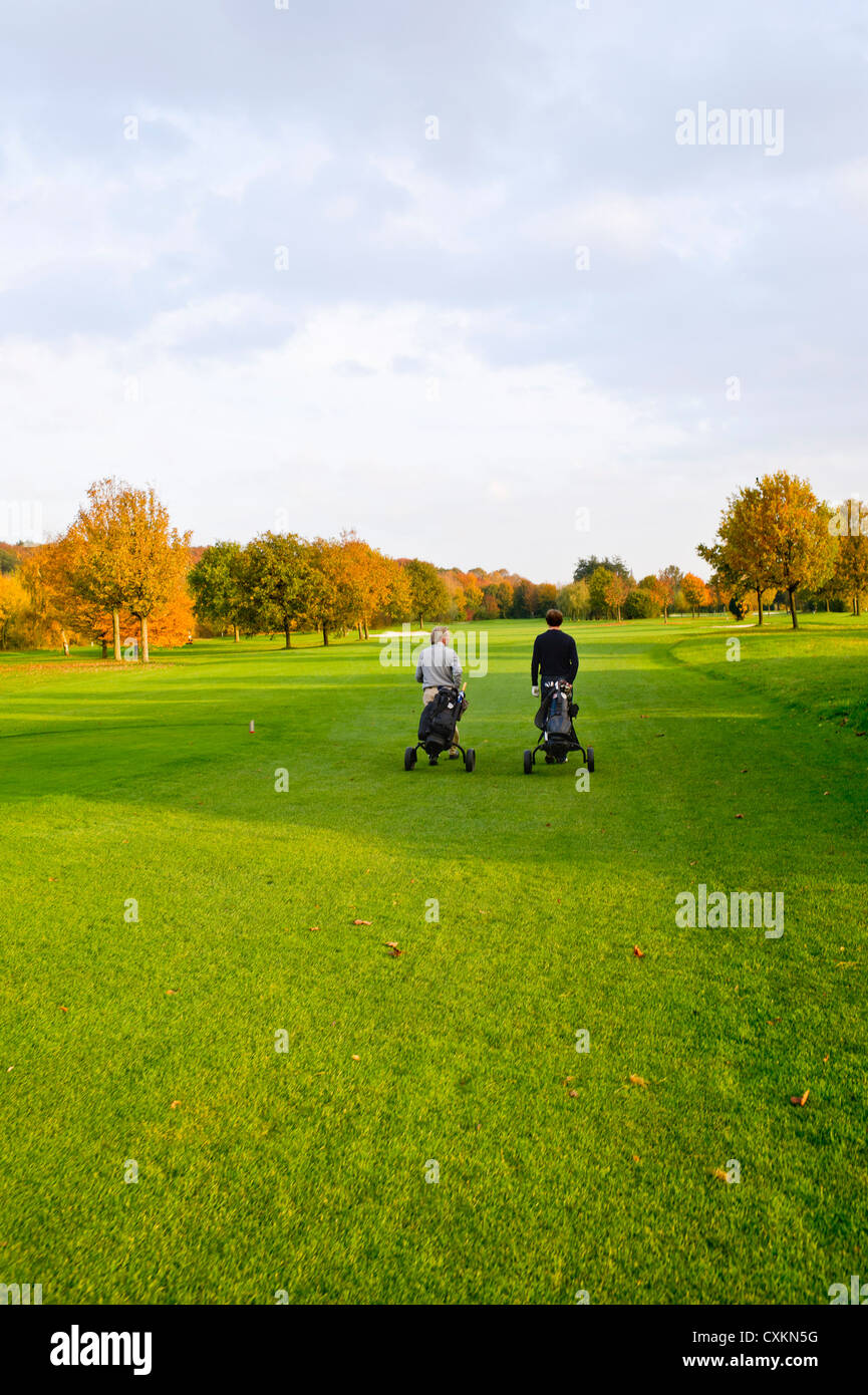 Männer am Golfplatz, Nordrhein-Westfalen, Deutschland Stockfoto