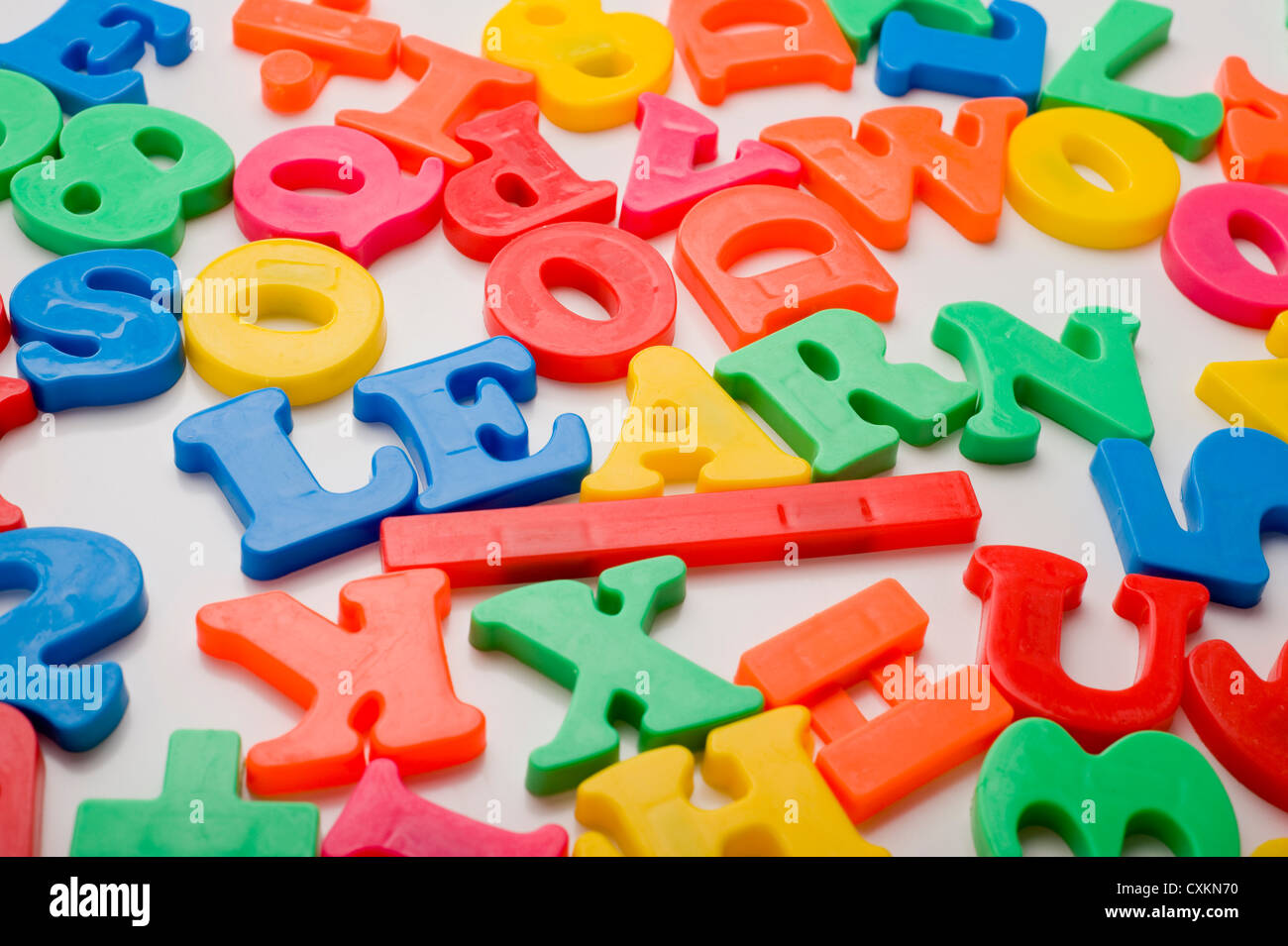 Eine bunte Gruppe von Kunststoff Briefe Rechtschreibung das Wort "lernen". Bildungskonzept Stockfoto