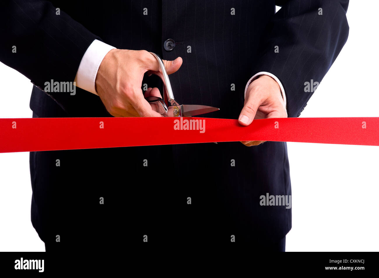 Ein Business-Mann trägt einen blauen Anzug ein rotes Band mit einem glänzenden Silber Schere schneiden. Eröffnungsfeier oder Ereignis Stockfoto