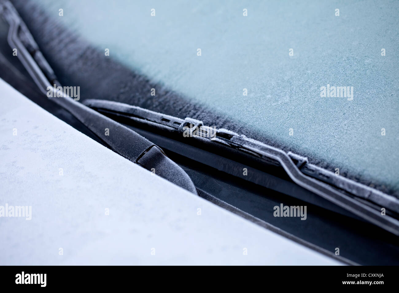 Eisige Auto im Winter, Eis auf der Windschutzscheibe und die Scheibenwischer Stockfoto