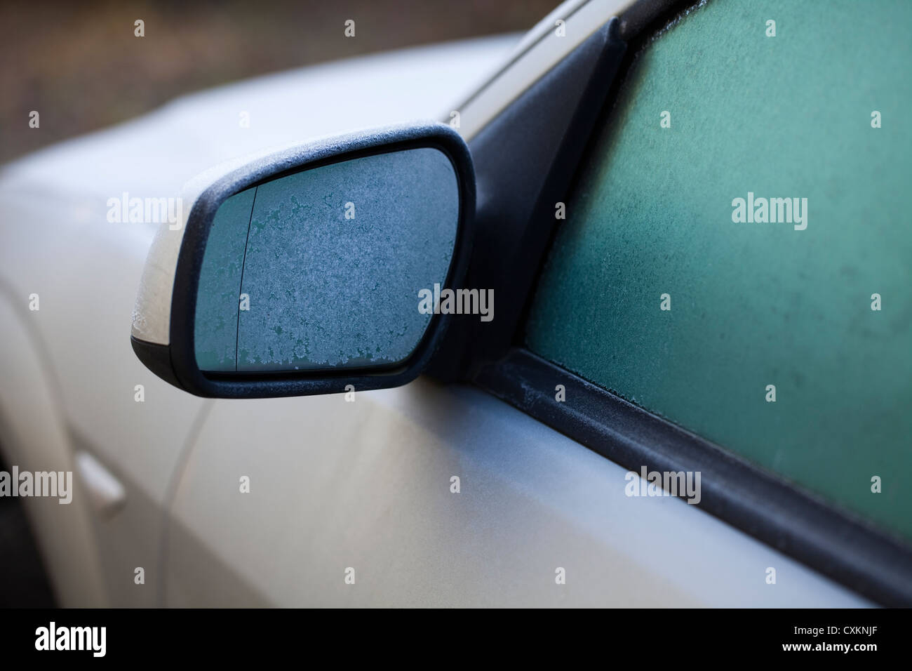 Eisige Auto im Winter, Eis auf den Rückspiegel und an den Fenstern Stockfoto