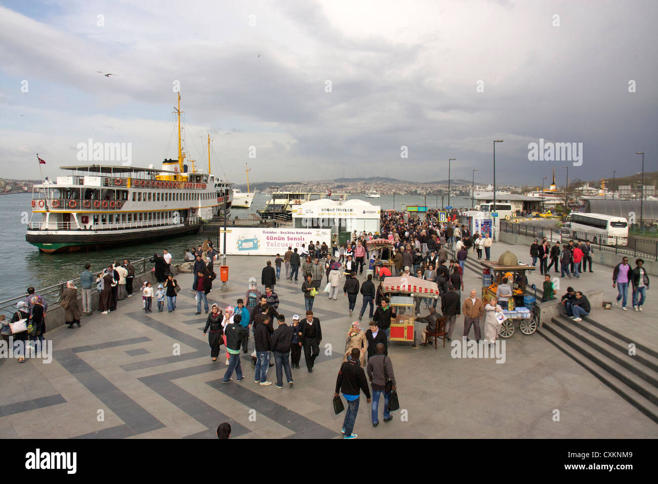 Menschen auf dem Kai und Fähren, Eminoenue Bezirk, Istanbul, Türkei, Europa Stockfoto