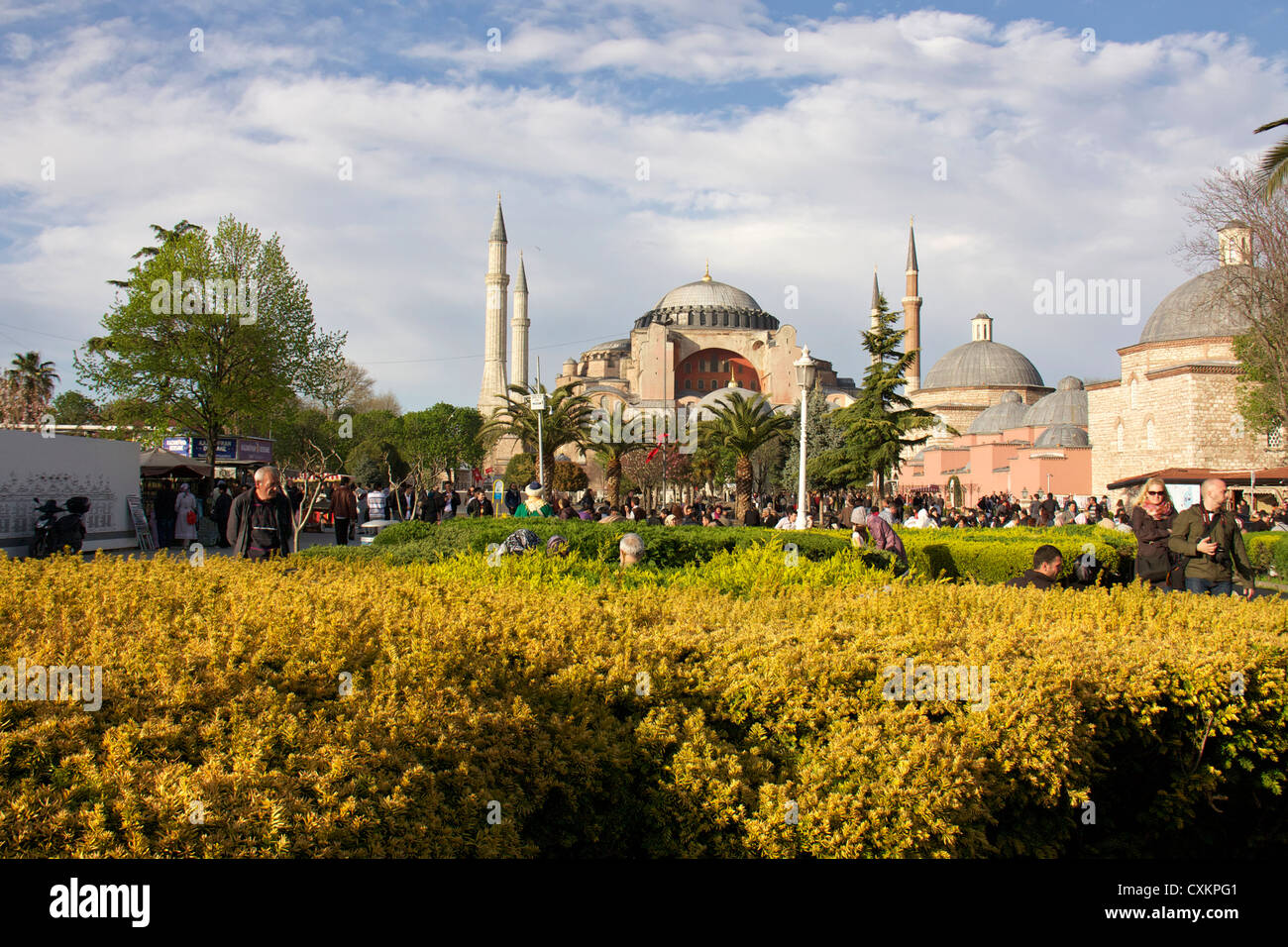Touristen vor der Hagia Sofia Kirche oder Kirche von St. Sofia in Istanbul, Türkei Stockfoto