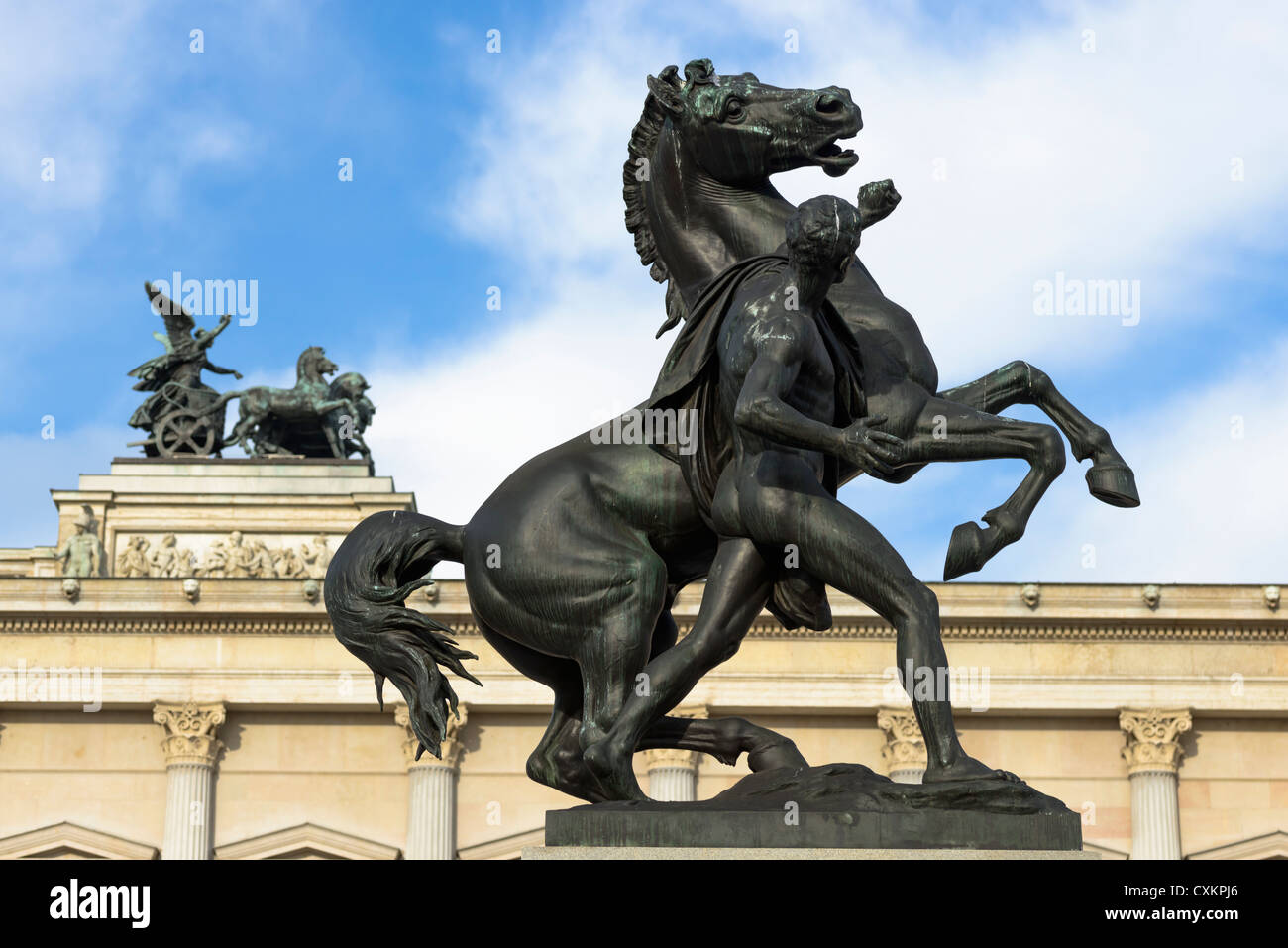 Tamer Pferdeskulptur von Josef Lax vor österreichischen Parlamentsgebäude, Wien, Österreich Stockfoto