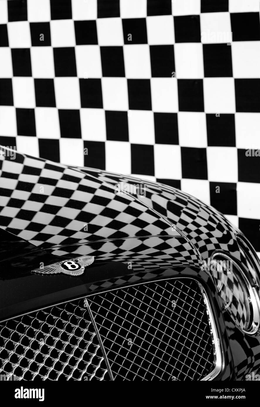 Karierten Brett Reflexionen in einem Bentley Continental GT Speed. 2012 Goodwood Festival of Speed, Sussex, UK. Stockfoto