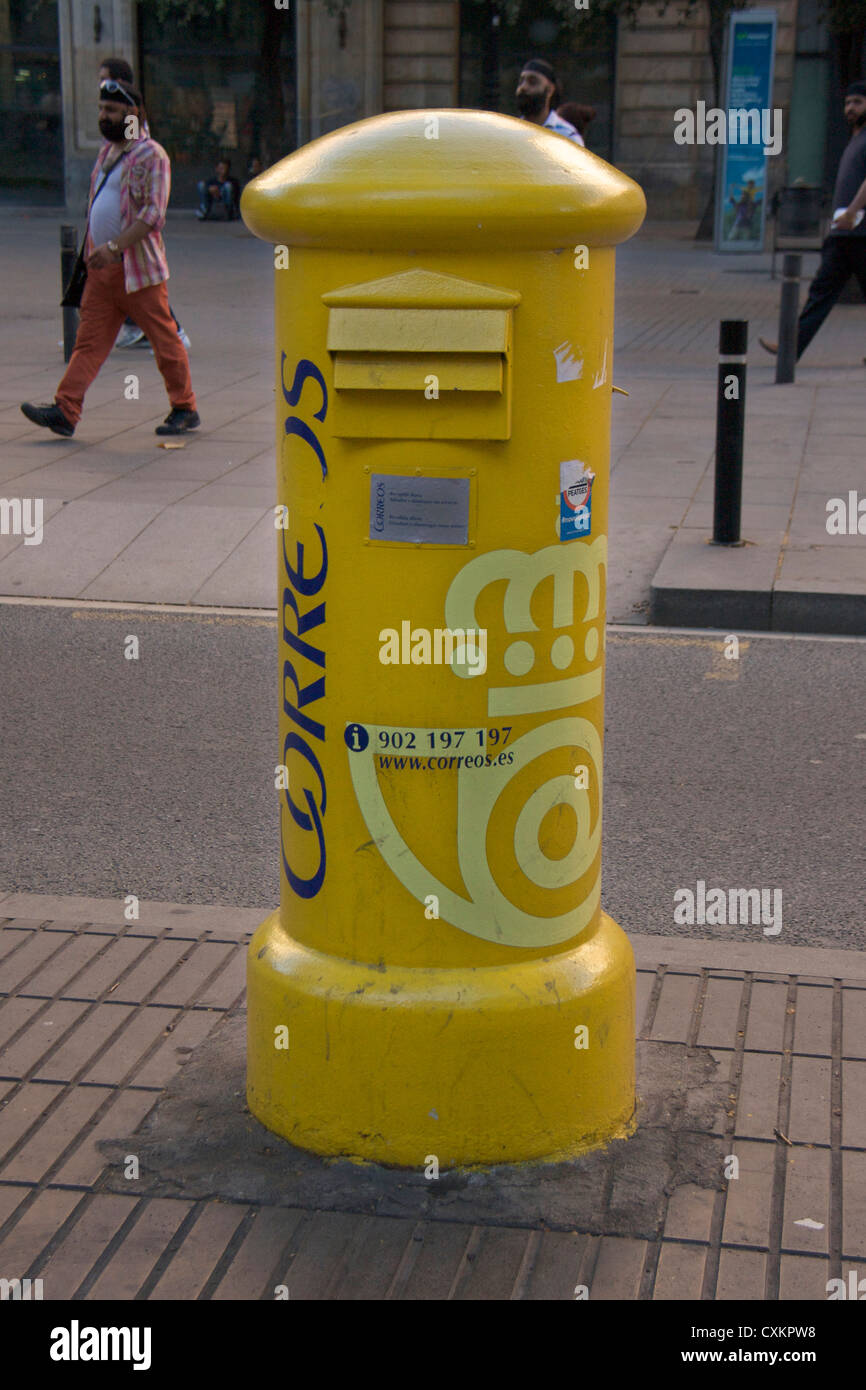 Correos Box, gelben Briefkasten in den Straßen von Spanien, Europa Stockfoto