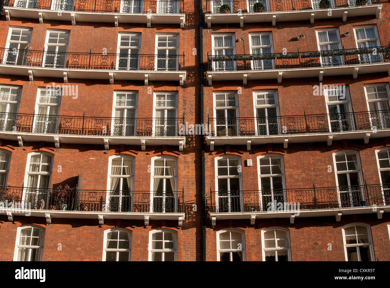 Geschwungene Fassade aus rotem Backstein viktorianischen Kensington Gore Villen, Knightsbridge, London, England, Vereinigtes Königreich Stockfoto