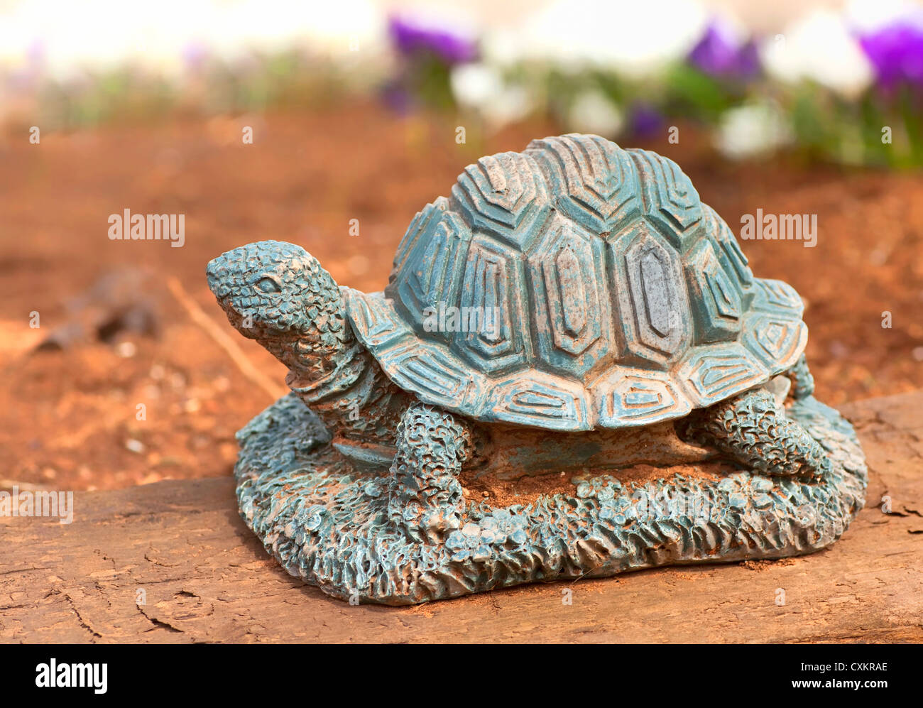 Outdoor-Schildkröte Figur als Schmuck im Garten. Stockfoto