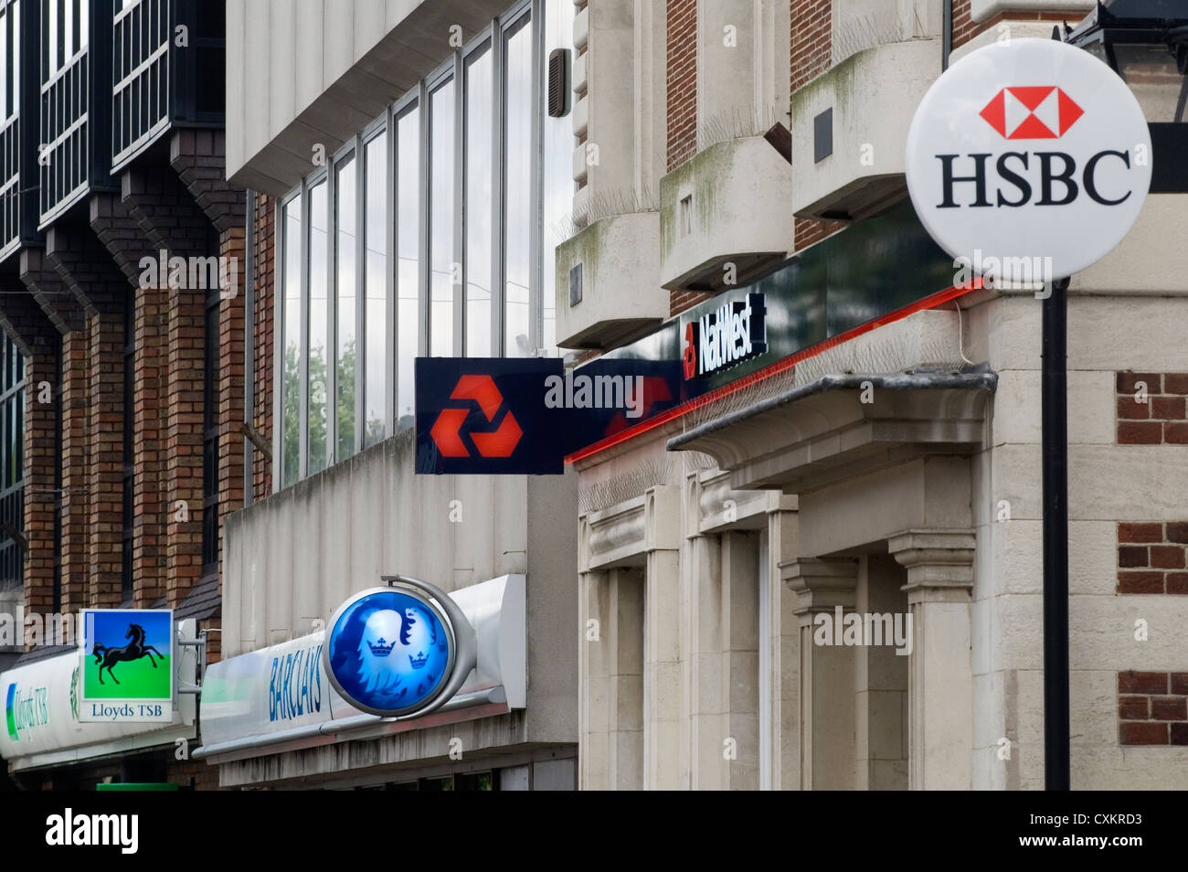High Street Banks unterschreibt Heimatbezirke UK 2007. 2000er Jahre, als es noch Banken in einer lokalen High Street gab. HSBC, Nat West, National Westminster Bank, Barclays, Lloyds, TSB und einen Cashpoint HOMER SYKES Stockfoto
