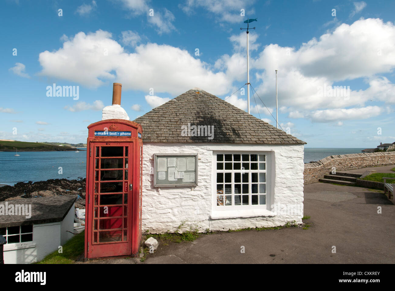 alte rote Telefonzelle remote an der kornischen Küste Stockfoto