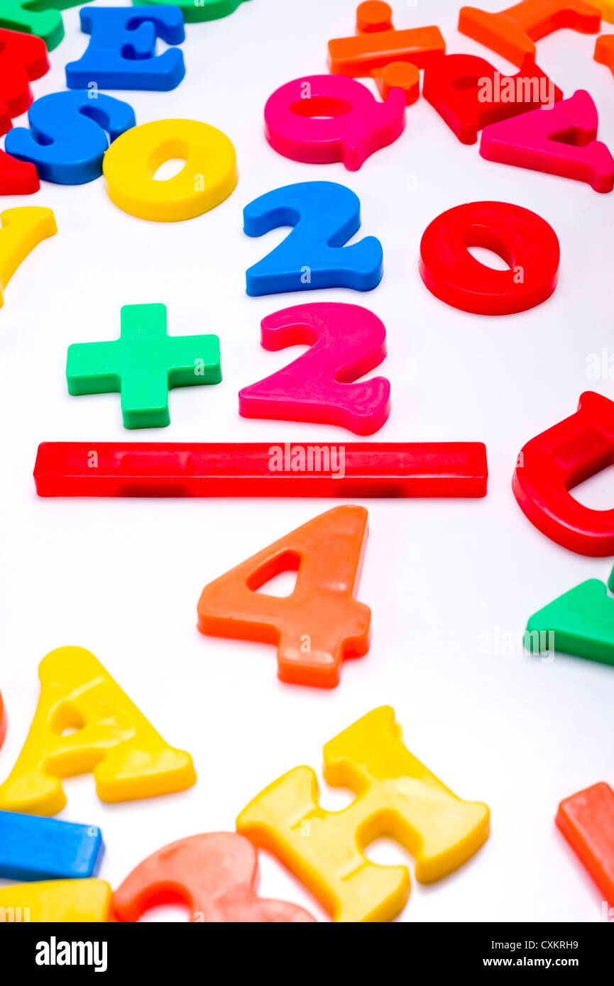 Bunte Kunststoff Buchstaben auf einem weißen Hintergrund - Zahlen - Mathematik Stockfoto