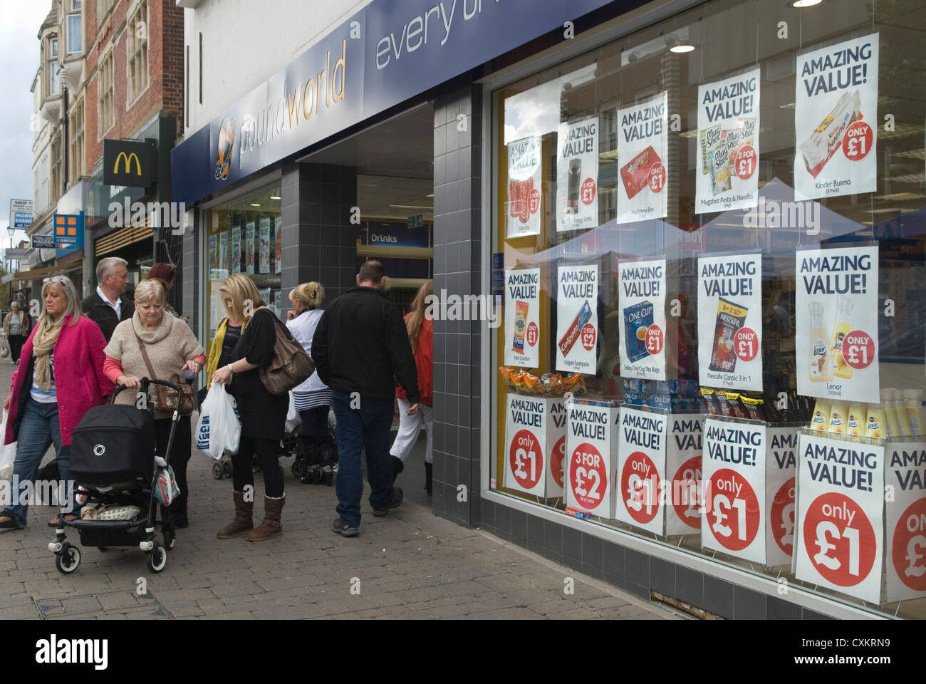 Rezessionsmenschen, die in der High Street in einem Pound World-Geschäft in Staines, Großbritannien, einkaufen. 2012 GROSSBRITANNIEN HOMER SYKES IN DEN 2010ER JAHREN Stockfoto