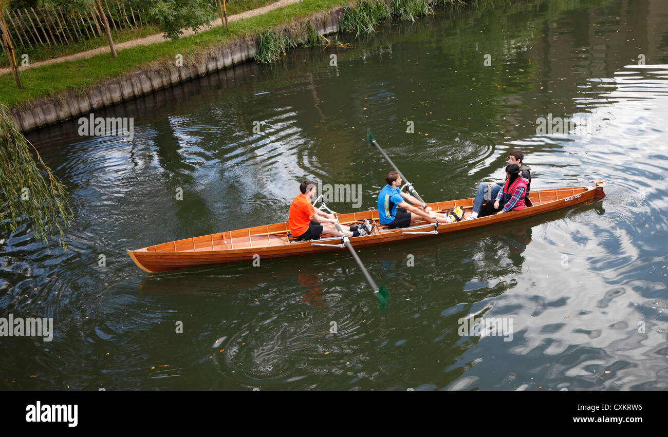 Ruderboot auf dem Fluss Cam in der Nähe von Mittsommer gemeinsame Cambridge Stockfoto