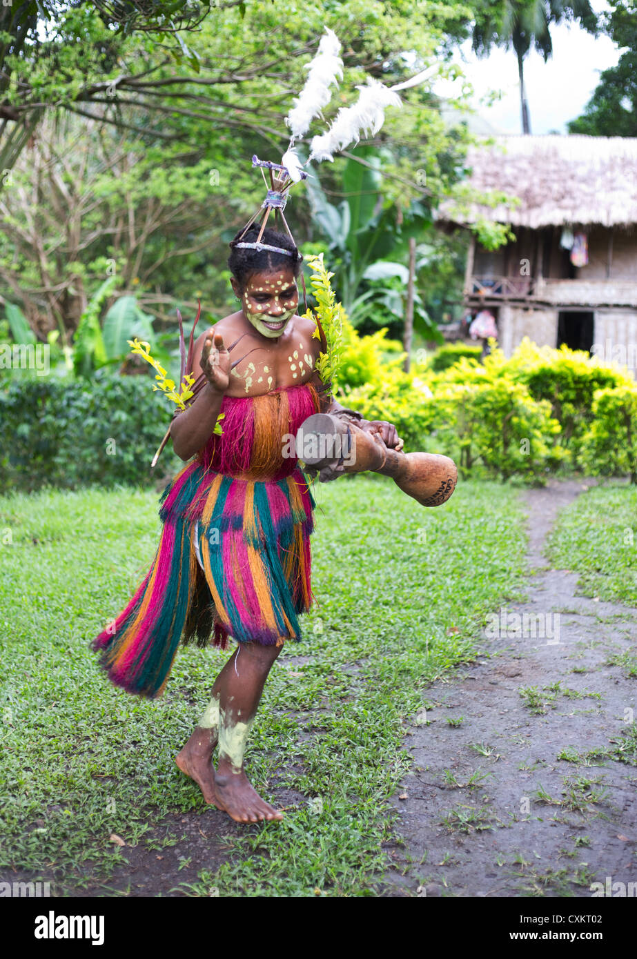 Indianerin tragen traditionelle Kleidung in einem kleinen Dorf im Tal Erap, Papua-Neu-Guinea Stockfoto