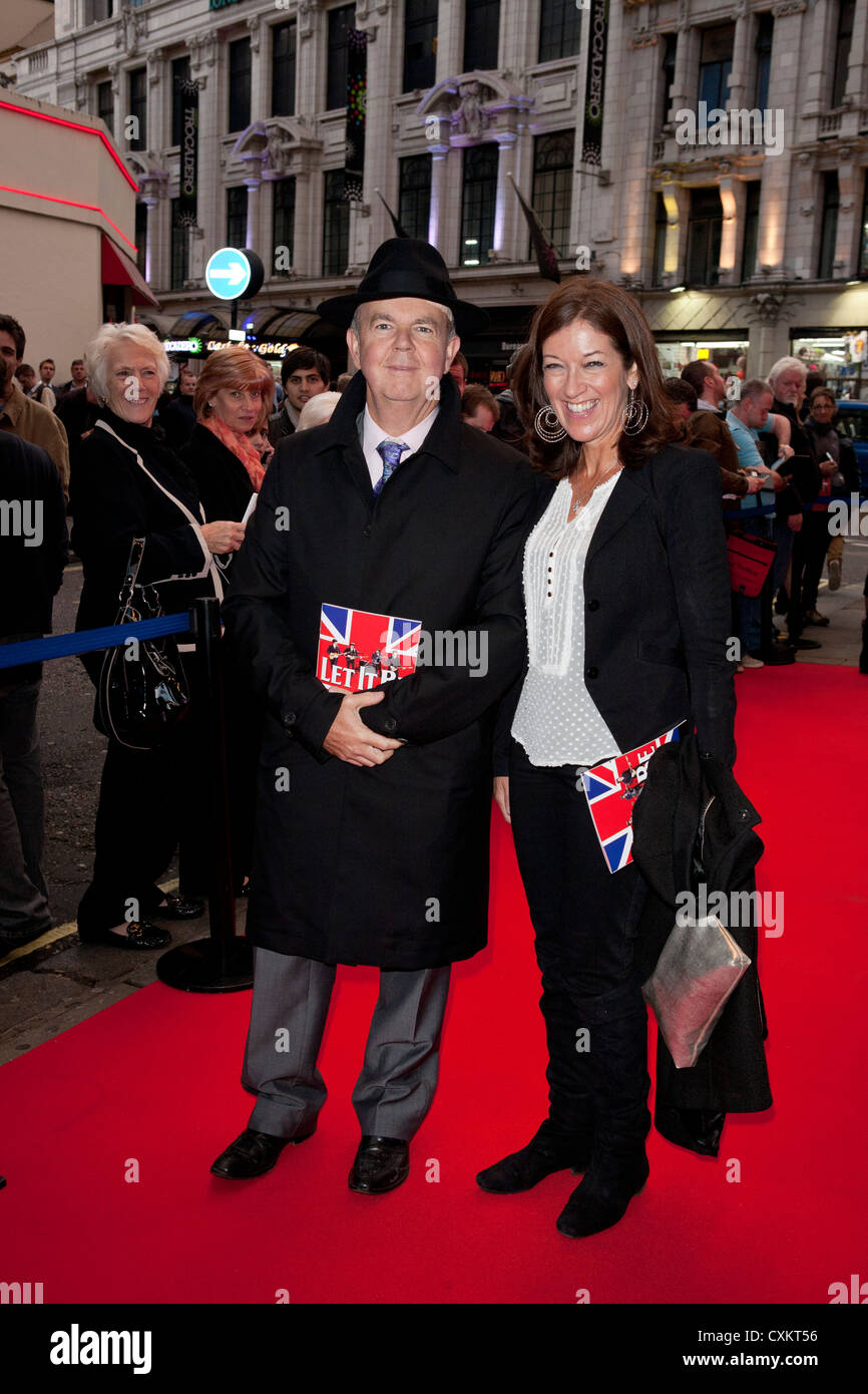 London, UK, 24.09.2012, Ian Hislop und Frau besuchten "Let It Be - Presse-Nacht" im Prince Of Wales Theatre, London UK Stockfoto