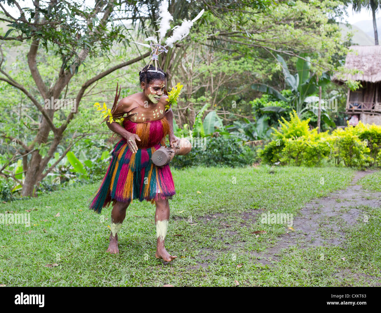 Indianerin tragen traditionelle Kleidung in einem kleinen Dorf im Tal Erap, Papua-Neu-Guinea Stockfoto