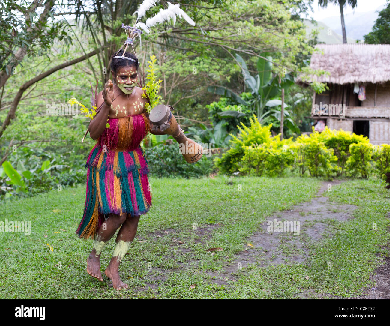 Indianerin tragen traditionelle Kleidung in einem kleinen Dorf im Tal Erap, Papua-Neu-Guinea Stockfoto