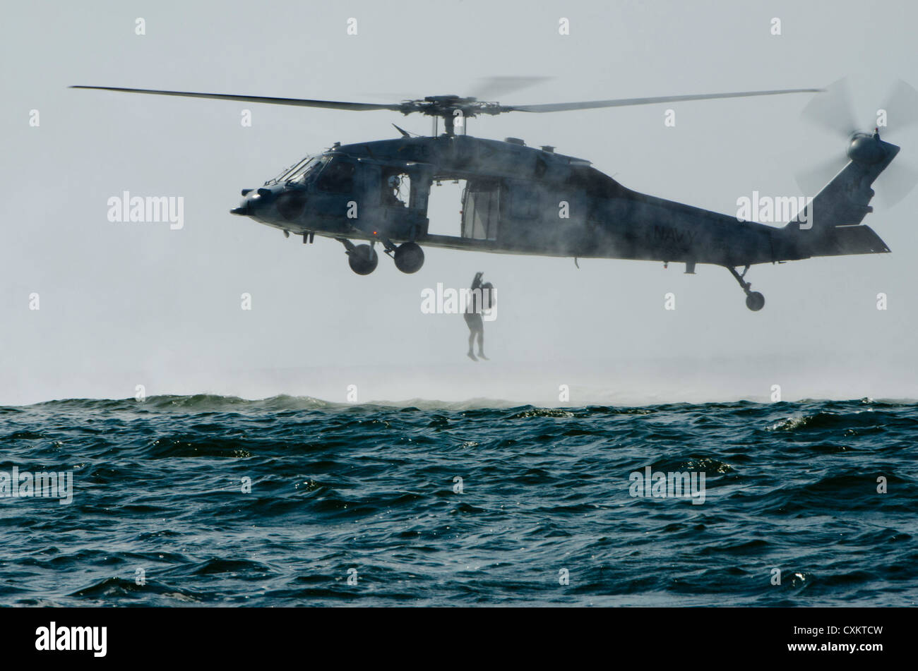 US-Spezialeinheiten Kommandos springen von einem MH-60 Seahawk-Hubschrauber in den Ozean während des Einfügens Ausbildung 25. September 2012 am Fort Story, Virginia Beach, VA., 25. September 2012. Stockfoto