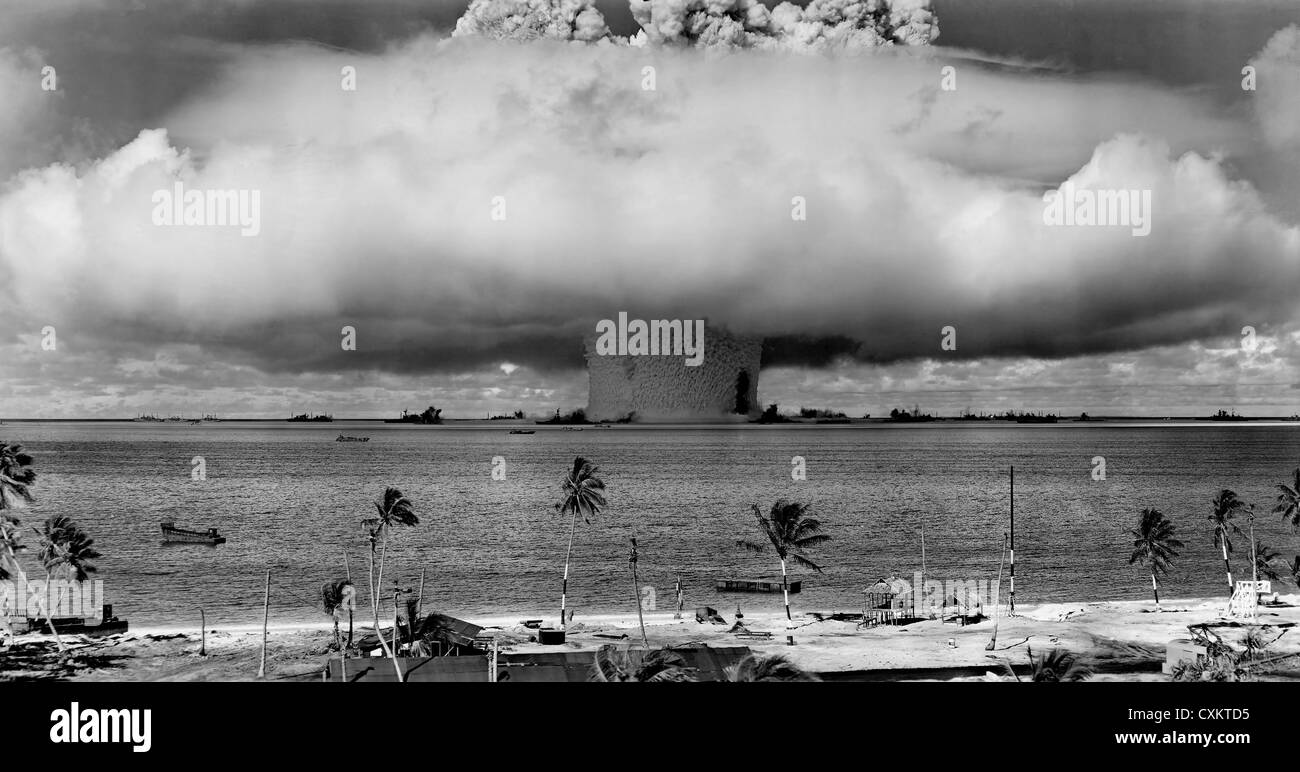 Pilz geformte Wolke und Wasser Spalte von der Unterwasser Baker nukleare Explosion des 25. Juli 1946 am Bikini-Atoll. Die "Baker" Explosion, Teil der Operation Crossroads, eine Atomwaffe Prüfung durch das US-Militär auf dem Bikini-Atoll, Mikronesien, am 25. Juli 1946. Die breitere, äußere Cloud ist eigentlich nur eine Kondensation Wolke verursacht durch den Wilson-Kammer-Effekt und war sehr kurz. Gab es keine klassische Atompilz steigt in die Stratosphäre, aber innerhalb der Kondensation Wolke oben auf der Wasser-Geysir gebildet eine Pilz-wie Kopf den Blumenkohl, das fiel zurück in die Lagune (genannt Stockfoto