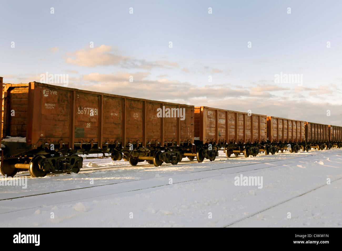 Güterwagen im Schnee geparkt in der Nähe von der Ostsee Hafen Paldiski in Estland Stockfoto
