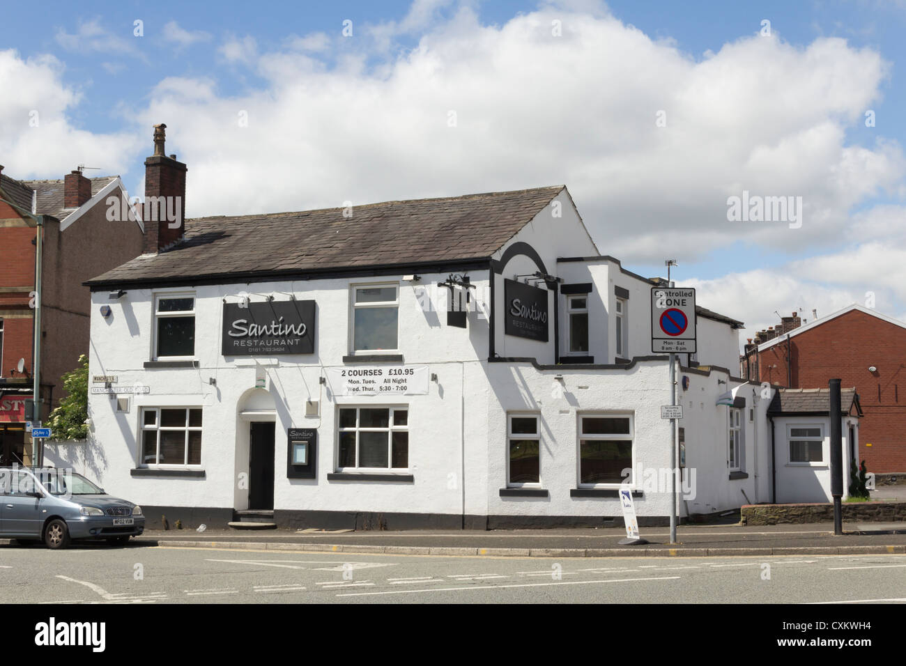 Außenseite des italienischen Restaurants auf Manchester Old Road, Bury, Lancashire.The Räumlichkeiten Santino war früher eine Gastwirtschaft. Stockfoto