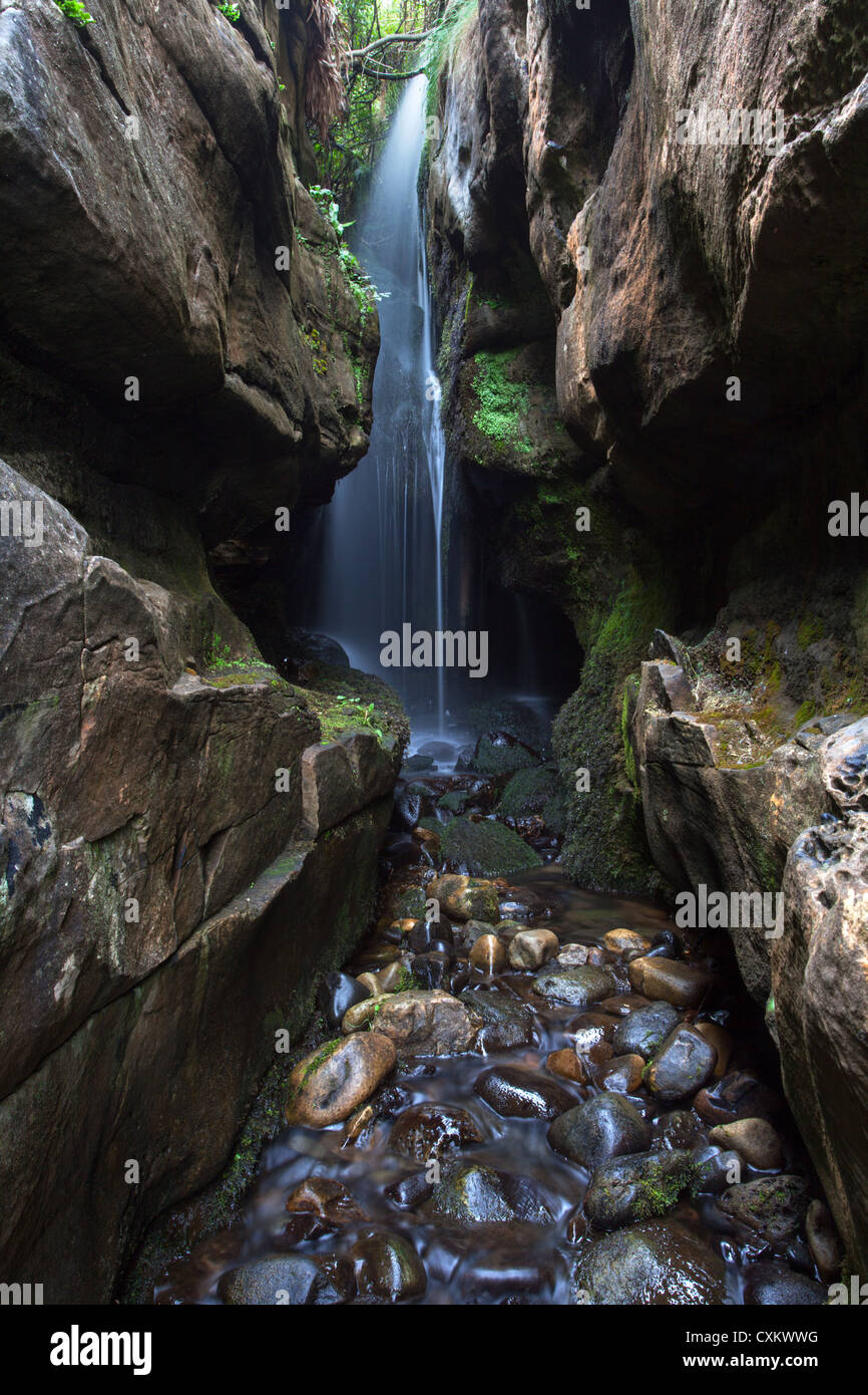 Insel Eigg Wasserfall in einer Kalksteinhöhle in der Nähe von Singing Sands. Stockfoto