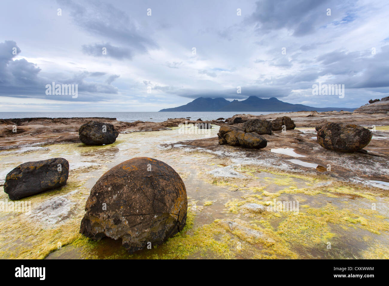 Bay of Laig, Isle of Eigg, Sandsteinbetonungen Felsplattform mit Blick auf Rum. Innere Hebriden, Schottland. Stockfoto