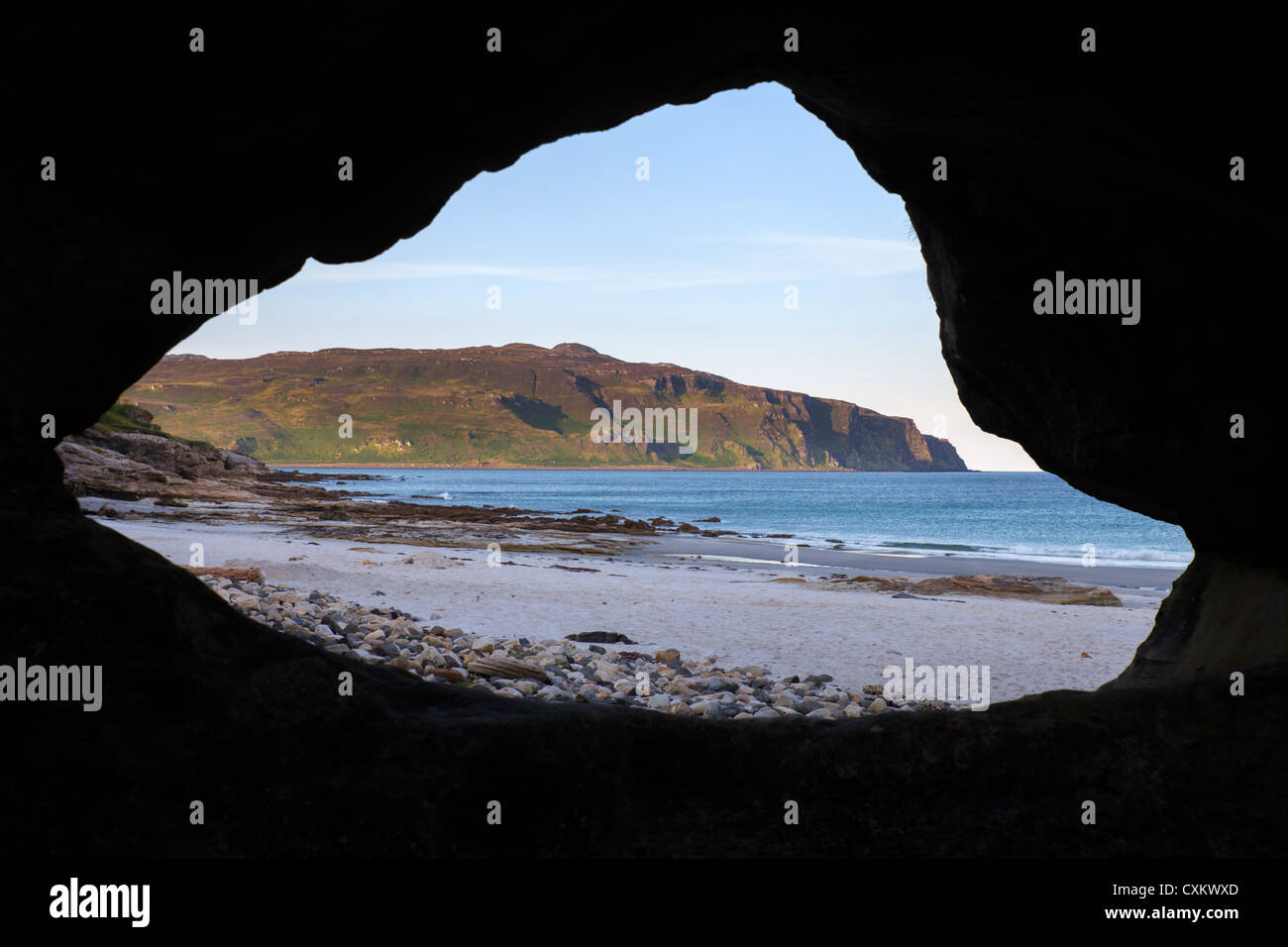 Tropfsteinhöhle in der Nähe von Singing Sands auf Eigg, Blick auf die Bucht von Laig. Stockfoto