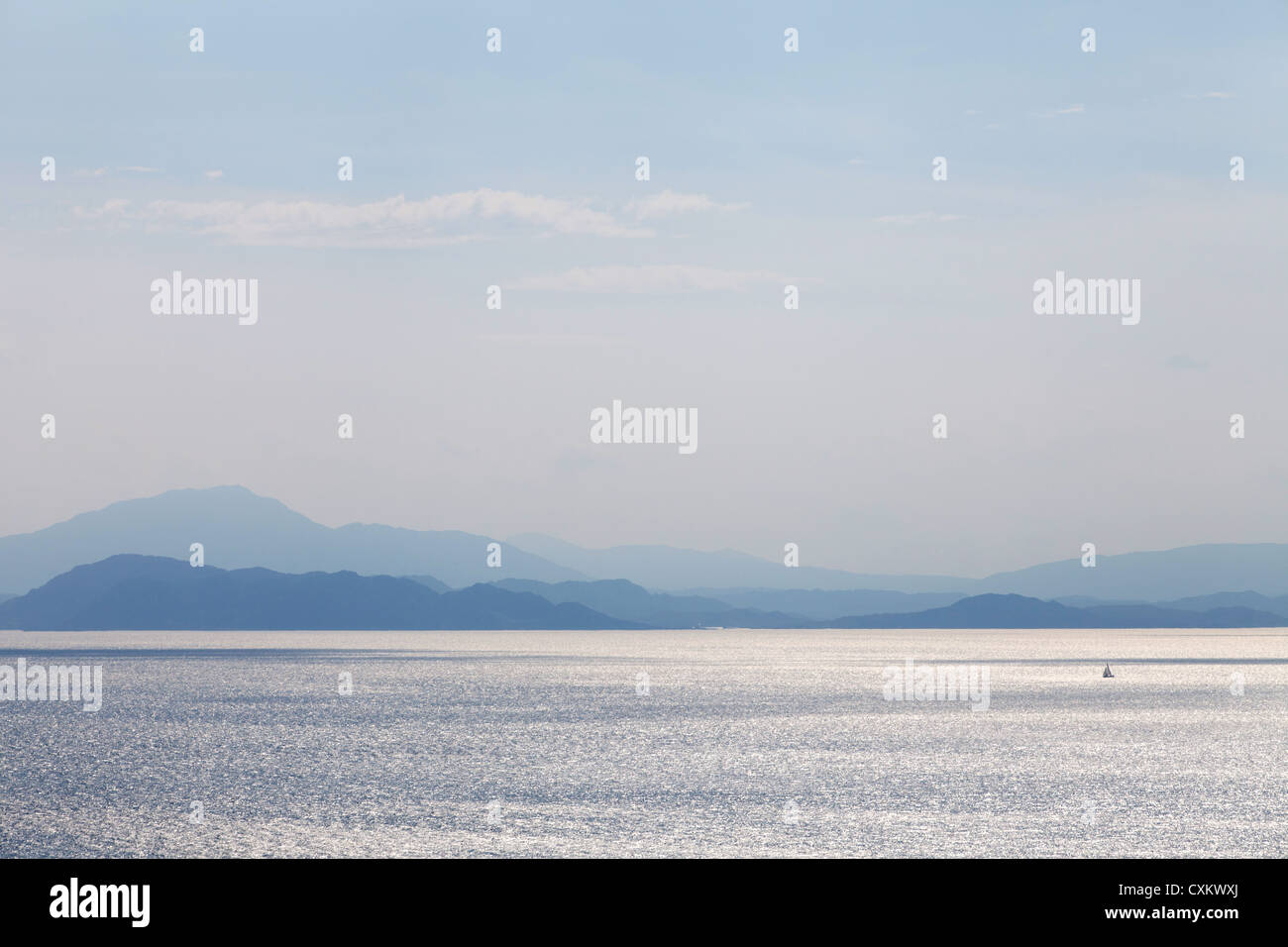 Klang von Arisaig Blick über das Meer von der Insel Eigg zum Festland, winzigen Boot auf einem großen Meer Stockfoto