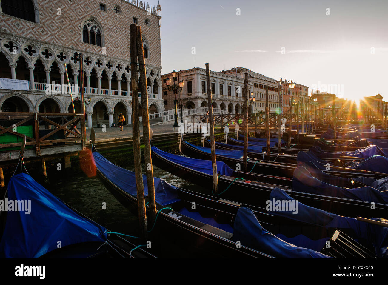 Gondeln festgemacht an das Markusbecken bei Sonnenaufgang, Venedig, Italien. Stockfoto