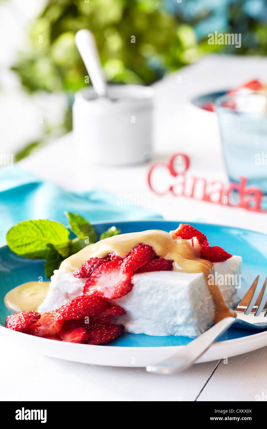 Kokos-Pudding mit Erdbeeren für Kanada Tag Stockfoto