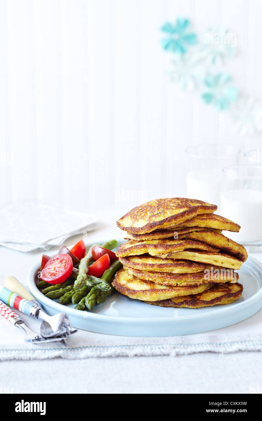 Herzhafte Pfannkuchen mit Spargel und Tomaten Stockfoto