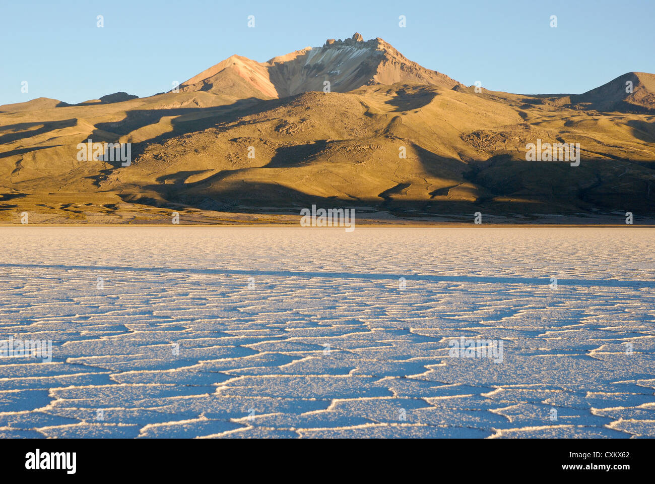 Blick auf den Vulkan Tunupa aus dem Salar de Uyuni Stockfoto
