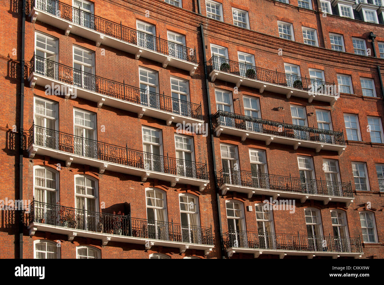 Geschwungene Fassade aus rotem Backstein viktorianischen Kensington Gore Villen, Knightsbridge, London, England, Vereinigtes Königreich Stockfoto