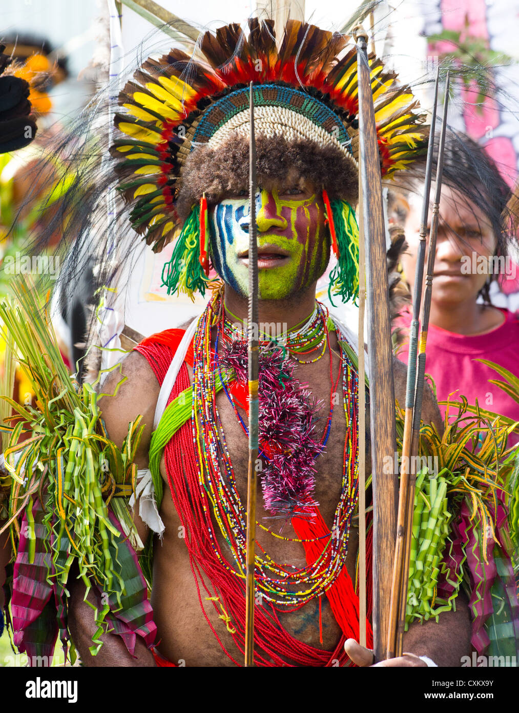 Porträt eines Mannes mit seinem Gesicht gemalt und Stammes-tragen Tracht bei Singsing Goroka Festival, Papua New Guinea Stockfoto