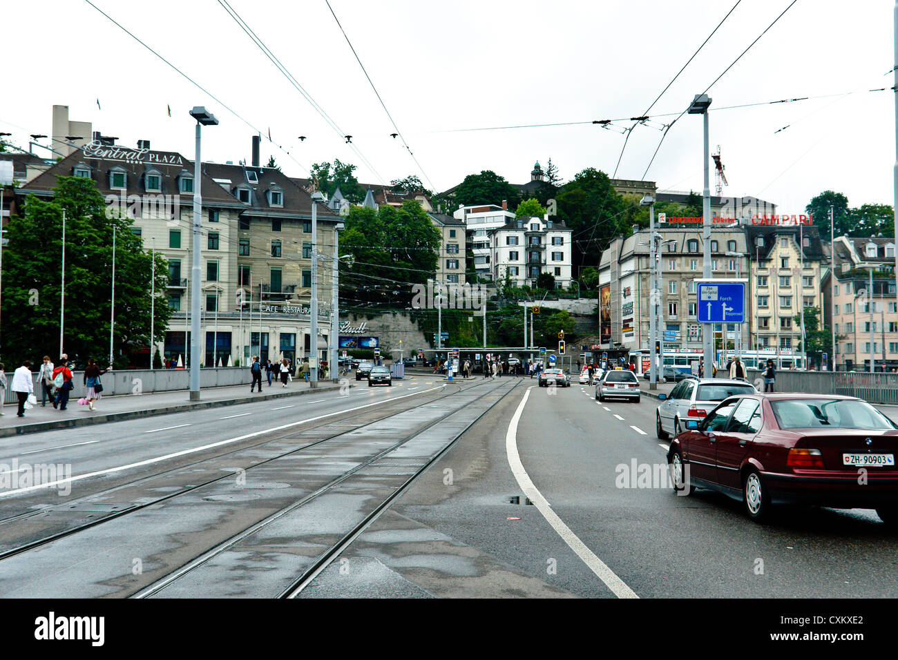 Autos und Bahn verfolgen auf Brücke über den Fluss Limmat in Zürich. Dies ist eine sehr breite Brücke und wurde durch eine Reihe von Menschen genutzt. Stockfoto