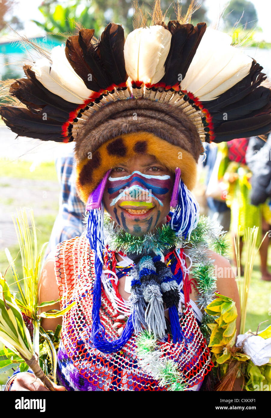 Frau mit ihrem Gesicht gemalt und tragen Tracht tribalen bei Singsing Goroka Festival, Papua New Guinea Stockfoto