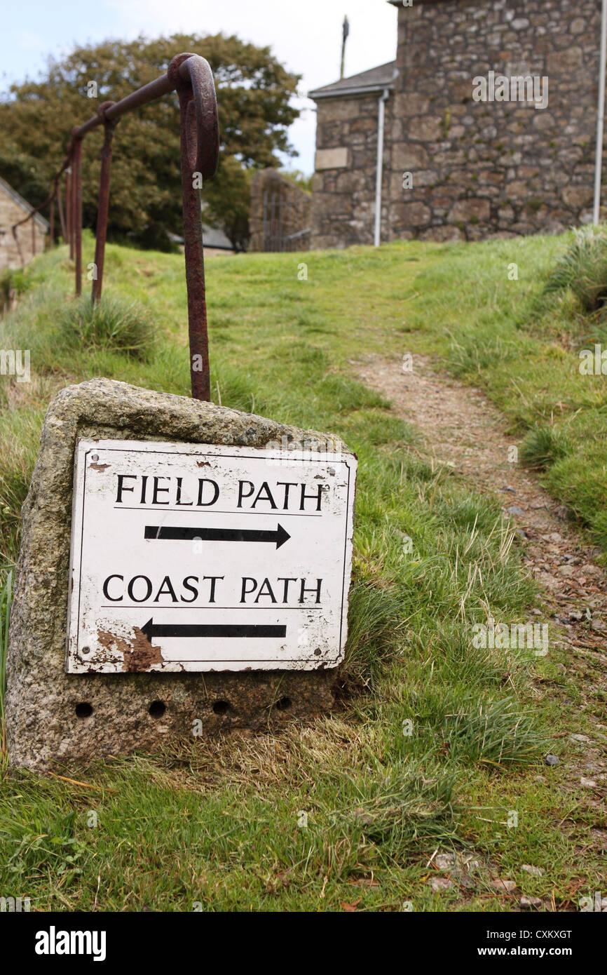 Zennor Cornwall Fußweg Zeichen im Dorf für Coastal Path und Feldweg Stockfoto