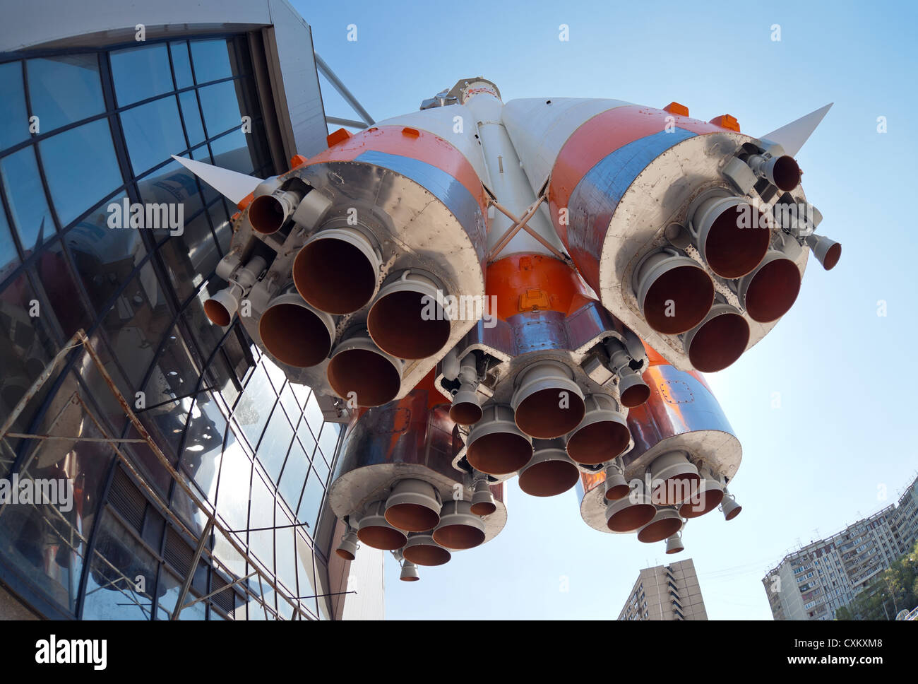 Rakete auf blauen Himmelshintergrund Stockfoto