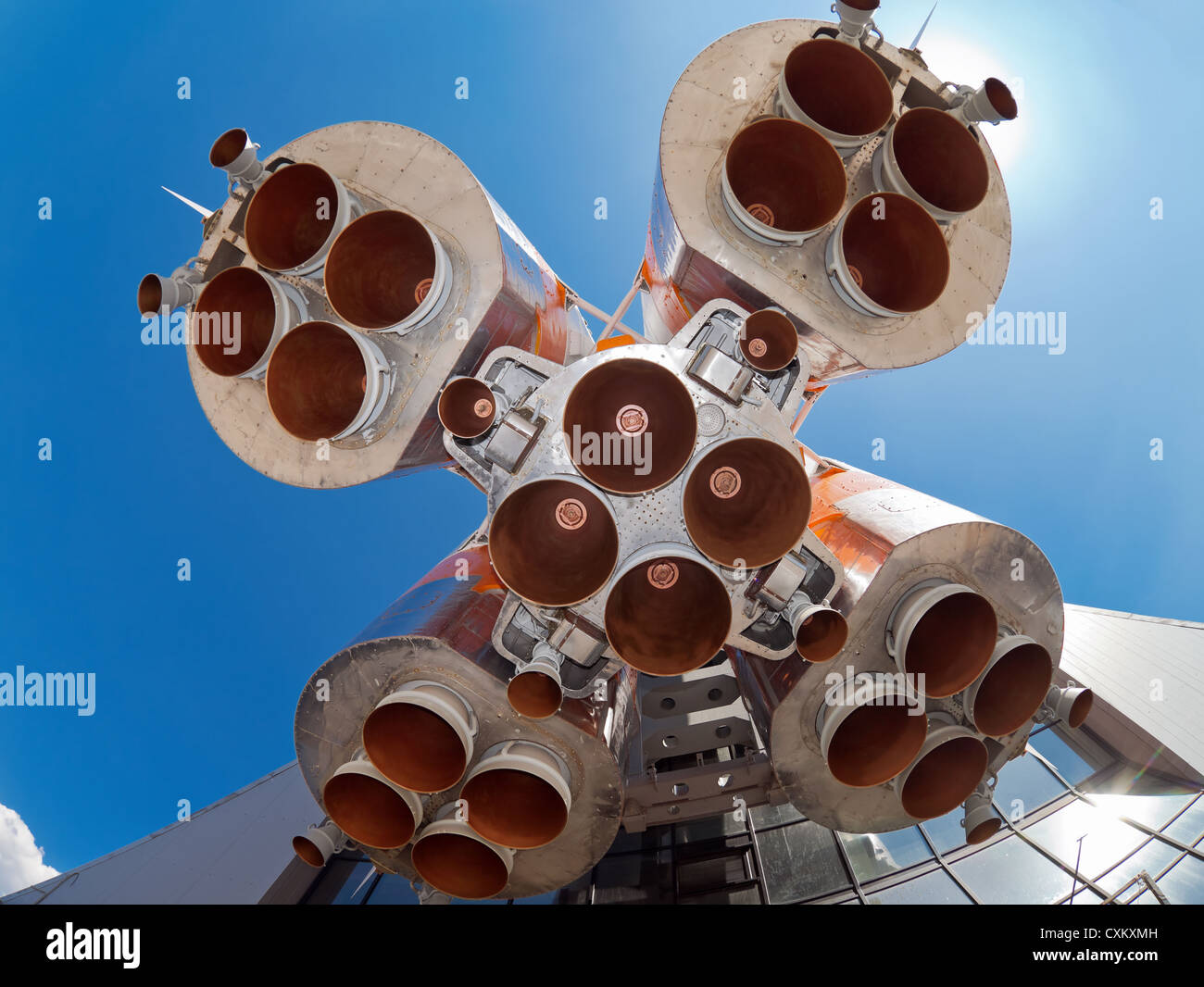 Details des Raum-Triebwerk über blauen Himmelshintergrund Stockfoto